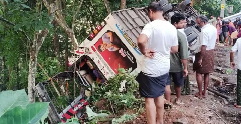 ശബരിമല തീര്ഥാടകരുടെ ബസ് മറിഞ്ഞു; ഒരാള് മരിച്ചു, നിരവധിപേർക്ക് പരിക്ക്