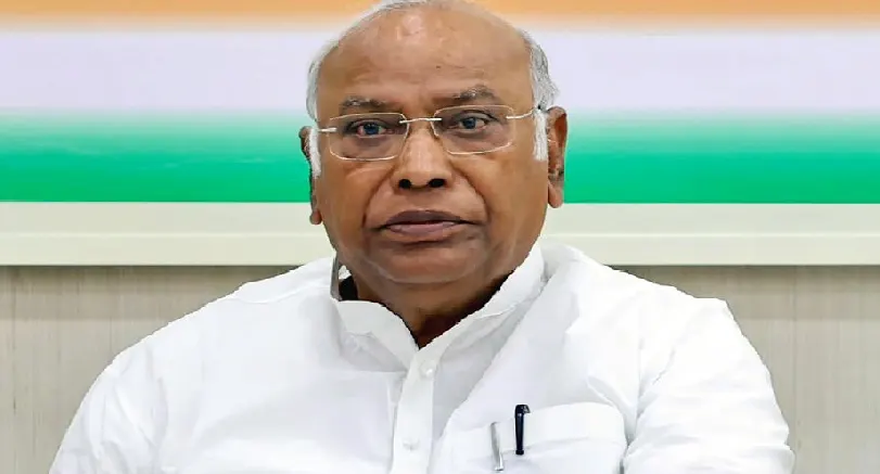 സൂക്ഷിക്കണം , നിങ്ങളുടെ സർക്കാരിനെ താഴെയിറക്കുമെന്ന് മോദി പറഞ്ഞിട്ടുണ്ട് ; സിദ്ധരാമയ്യയ്ക്കും ഡി കെ ശിവകുമാറിനും ഖാർഗെയുടെ മുന്നറിയിപ്പ്