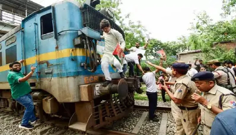 ഇഡിയ്ക്കെതിരെ പ്രതിഷേധം ; പട്നയിൽ ട്രെയിൻ തടഞ്ഞ് യൂത്ത് കോൺഗ്രസ്