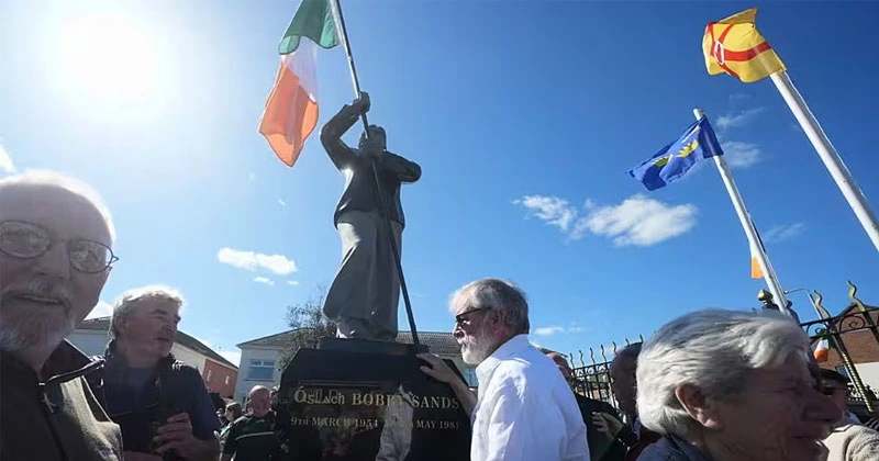 ബോബ്ബി സാൻഡ്സിന്റെ പ്രതിമ അനാച്ഛാദനം ചെയ്തു bobby sands statue