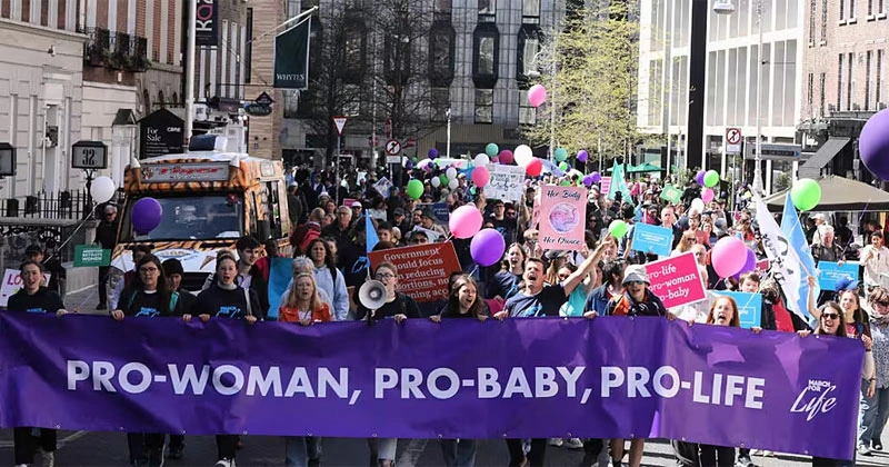 ഗർഭഛിദ്രത്തിനെതിരെ സർക്കാർ നടപടി സ്വീകരിക്കണം; പ്രതിഷേധവുമായി തെരുവിലറങ്ങി ജനങ്ങൾ abortion raly