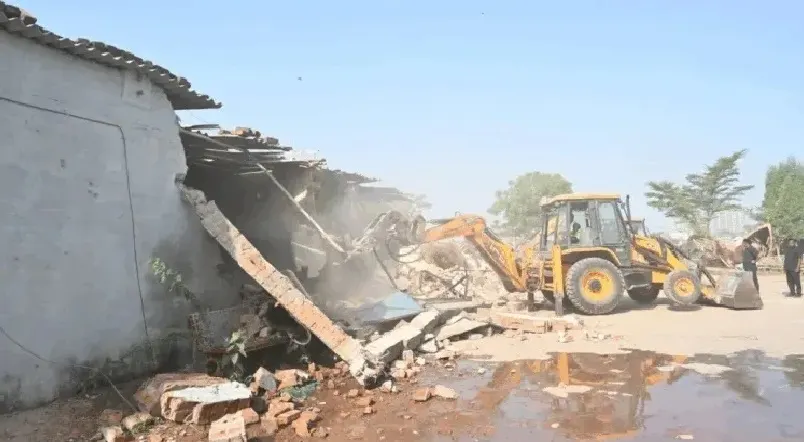 ചരിത്രത്തിലെ ഏറ്റവും വലിയ ബുൾഡോസർ നടപടിയുമായി ഗുജറാത്ത് സർക്കാർ ; ബംഗ്ലാദേശികളുടെ 2000-ത്തിലധികം അനധികൃത വീടുകൾ പൊളിച്ചുമാറ്റി