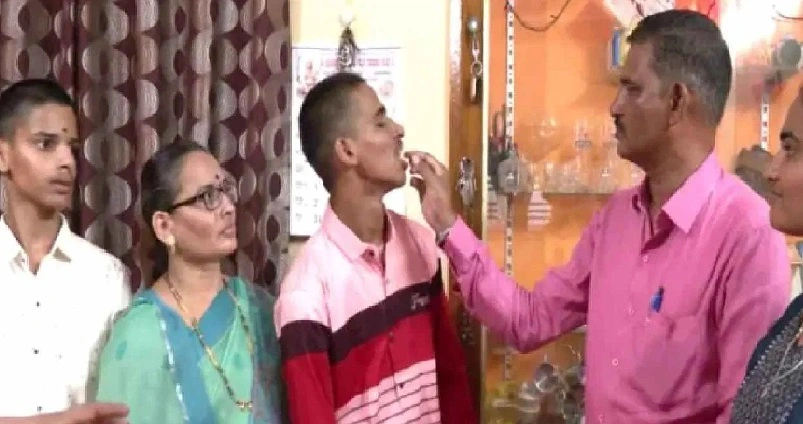 ‘ ഒപ്പമുണ്ട് ഞങ്ങൾ ‘ ; മകൻ എസ്എസ്എൽസി പരീക്ഷയിൽ പരാജയപ്പെട്ടത് കേക്ക് മുറിച്ച് ആഘോഷിച്ച് കുടുംബം