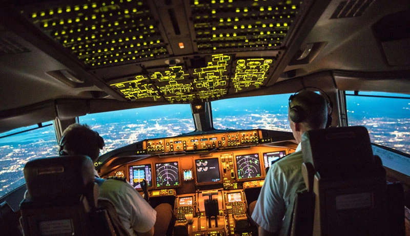 പ്രധാന പൈലറ്റ് ശുചിമുറിയിൽ പോയി; സഹ പൈലറ്റ് കുഴഞ്ഞ് വീണു; നിയന്ത്രിക്കാൻ ആളില്ലാതെ വിമാനം പറന്നത് 10 മിനിറ്റ് cockpit