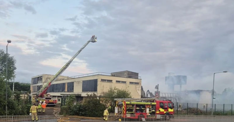 ഒഴിഞ്ഞു കിടക്കുന്ന സ്കൂൾ കെട്ടിടത്തിൽ തീപിടിത്തം; സംഭവം ഡെറിയിൽ derry school