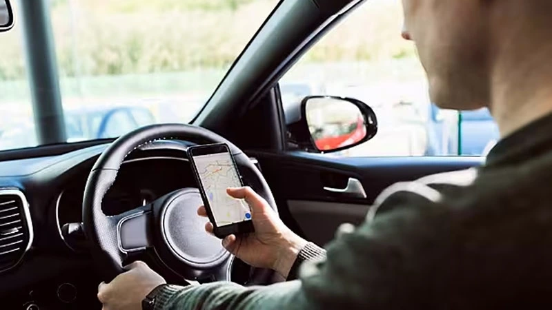 വാഹനമോടിക്കുന്നതിനിടെ മൊബൈൽ ഫോൺ ഉപയോഗം; പിടിയിലാകുന്നവരുടെ എണ്ണത്തിൽ വർദ്ധനവ് mobile driving