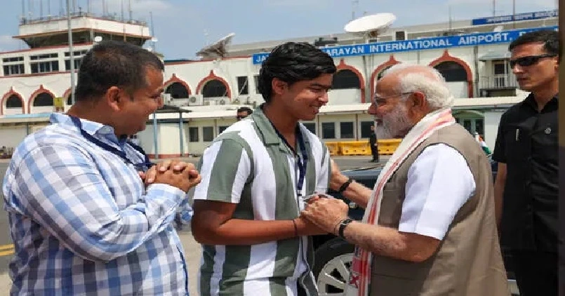 നരേന്ദ്ര മോദിയുടെ കാൽ തൊട്ട് വന്ദിച്ച് വൈഭവ് സൂര്യവംശി ; ചിത്രങ്ങൾ വൈറൽ