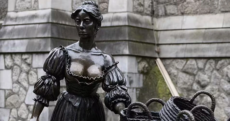 ഏത് നിമിഷവും നിലംപൊത്തും; പ്രമുഖ മോളി മലോൺ പ്രതിമ നാശത്തിന്റെ വക്കിൽ Molly Malone statue