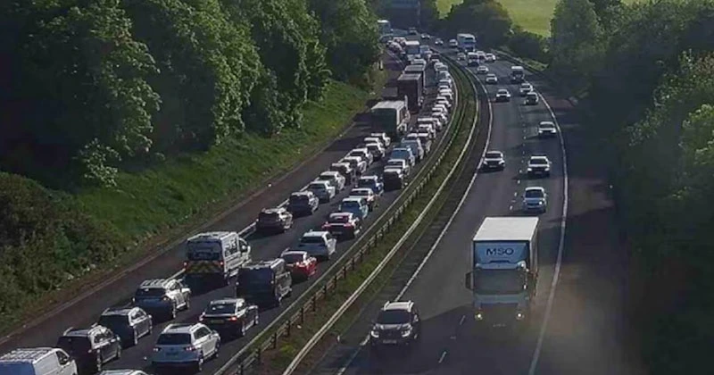 ബെൽഫാസ്റ്റിലെ എം1 മോട്ടോർവേയിൽ ഗതാഗത തടസ്സം motorway road