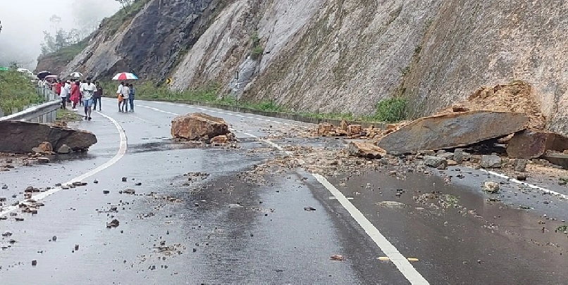 കനത്ത മഴ ‘ കൊച്ചി-ധനുഷ്കോടി ദേശീയപാതയിലെ മൂന്നാർ ഗ്യാപ് റോഡ് അടച്ചു