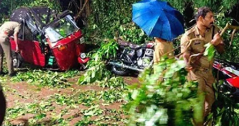 മഴ കനക്കുന്നു : സംസ്ഥാനത്ത് വ്യാപക നാശനഷ്ടങ്ങൾ ; കാര്യവട്ടം ഗ്രീൻഫീൽഡ് സ്റ്റേഡിയത്തിന്റെ മേൽക്കൂര തകർന്നു