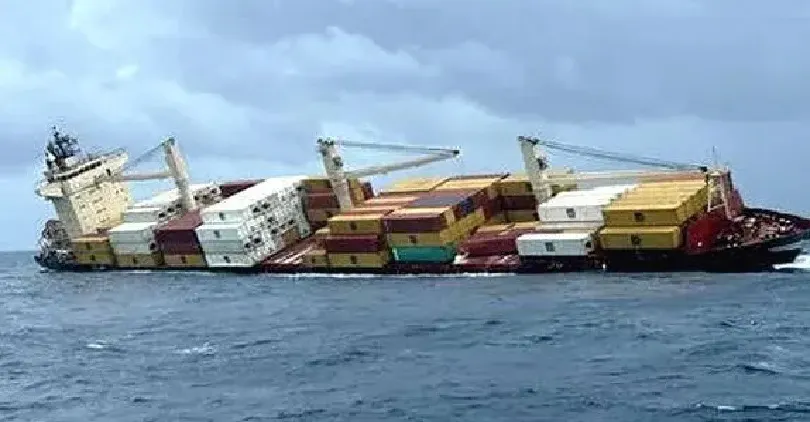 കപ്പൽ മുങ്ങിയ സംഭവത്തിൽ പോലീസ് കേസെടുത്തു ; ഷിപ്പിംഗ് കമ്പനി ഒന്നാം പ്രതി ; ഷിപ്പ്മാസ്റ്റർ രണ്ടാം പ്രതി