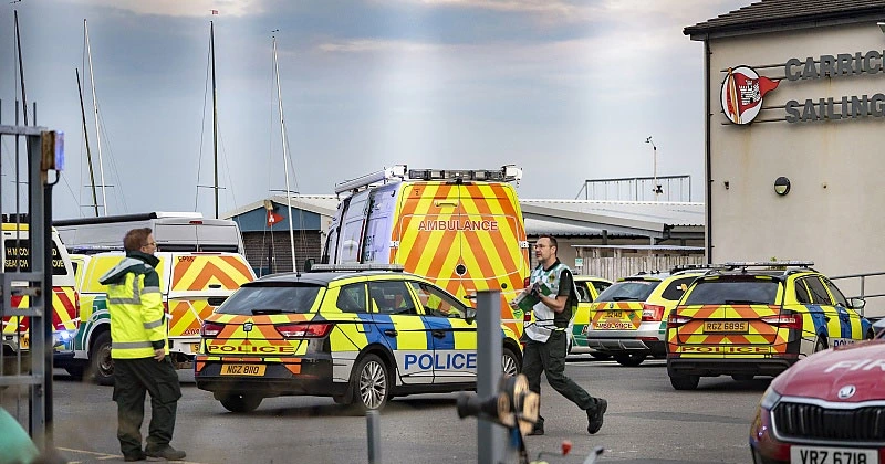 ആൻഡ്രിമിൽ ബോട്ട് മറിഞ്ഞ് അപകടം; 9 കുട്ടികളെ രക്ഷിച്ചു ambulance