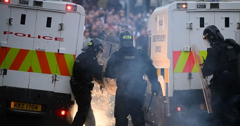 വടക്കൻ അയർലന്റിൽ ആക്രമണം തുടരുന്നു; കൂടുതൽ പോലീസിനെ വിന്യസിച്ചു ballymena riots