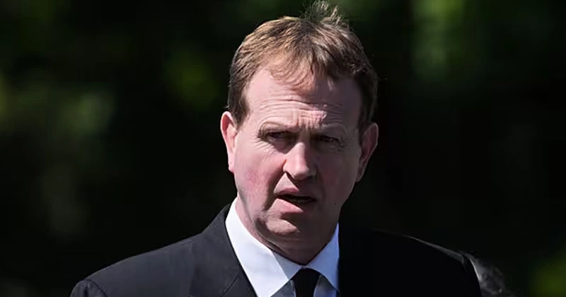 കുടിയേറ്റക്കാരെ നാടുകടത്താൻ ചിലവിട്ടത് 1.1 മില്യൺ യൂറോ; മന്ത്രി ജിം ഒ കെല്ലഗൻ jim o kellagan