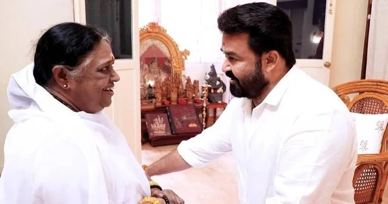 അമൃതാനന്ദമയീ മഠം സന്ദർശിച്ച് നടൻ മോഹൻലാൽ ; അമ്മയുടെ അനുഗ്രഹം വാങ്ങി മടക്കം