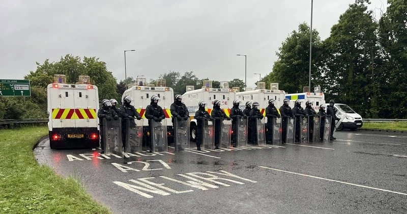 വടക്കൻ അയർലന്റിൽ കലാപം തുടരുന്നു; ഇന്നലെയും പോലീസുകാർക്ക് നേരെ ആക്രമണം ni police force