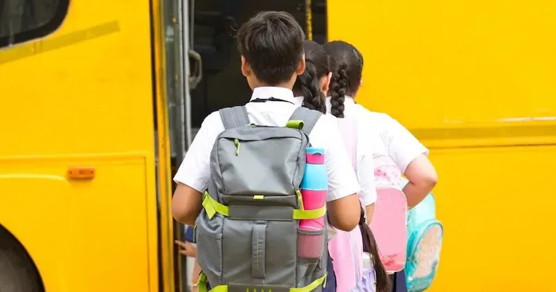 ഫീസ് കുടിശ്ശികയുണ്ടെന്ന് പറഞ്ഞ് എട്ടാം ക്ലാസ് വിദ്യാർത്ഥിയെ സ്കൂൾ ബസിൽ നിന്ന് വലിച്ചിറക്കി അപമാനിച്ചതായി പരാതി