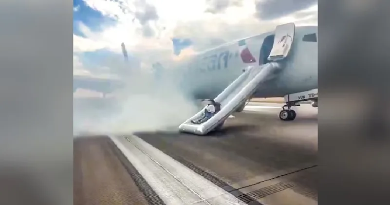 ടേക്ക് ഓഫിന് തൊട്ടുമുൻപ് തീയും പുകയും; വിമാനത്തിൽനിന്ന് യാത്രക്കാരെ ഒഴിപ്പിച്ചു