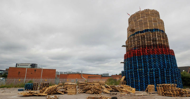 ഇലക്ട്രിസിറ്റി സബ്സ്റ്റേഷന് ഭീഷണി; ബോൺഫയർ നീക്കം ചെയ്യണമെന്ന് ആവശ്യം bonfire
