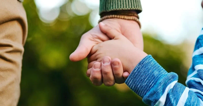 അയർലന്റിൽ 40 ശതമാനം രക്ഷിതാക്കളും കടംവാങ്ങുന്നു; റിപ്പോർട്ട് dather child