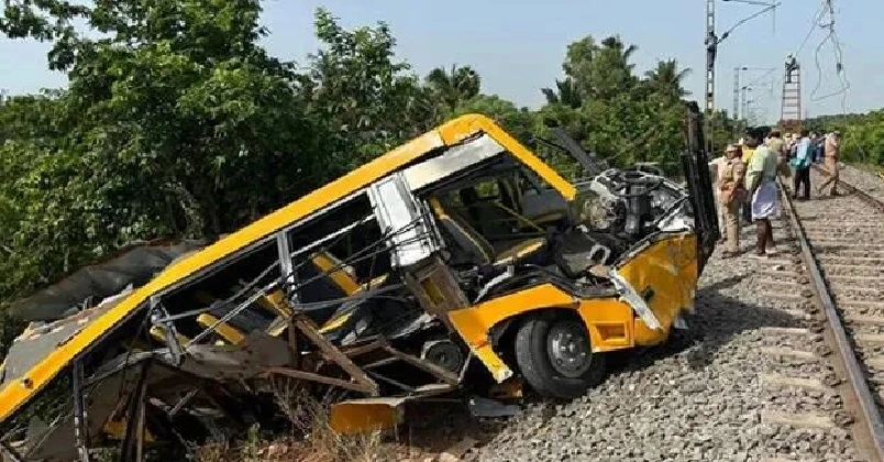 തമിഴ്നാട്ടിൽ സ്കൂൾ വാനിൽ ട്രെയിനിടിച്ചു ; രണ്ട് മരണം ; നിരവധി പേർക്ക് പരിക്ക്