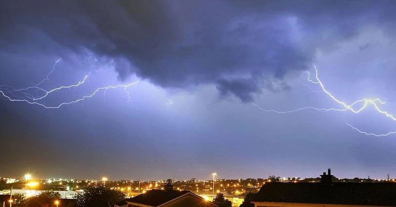 കുടയെടുക്കാൻ മറക്കേണ്ട; അയർലന്റിൽ ഈ വാരാന്ത്യത്തിലും മഴ thunderstorm