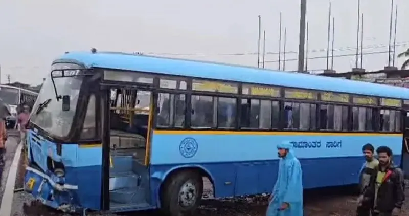 കാസര്കോട് വാഹനാപകടം; കർണാടക ആർടിസി ബസ് കാത്തിരിപ്പ് കേന്ദ്രത്തിലേക്ക് ഇടിച്ചു കയറി; ആറ് പേർ മരിച്ചു