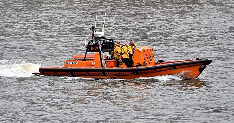 വള്ളം അപകടം; കടലിൽ കുടുങ്ങിയവരെ രക്ഷിച്ച് കോസ്റ്റ് ഗാർഡ് boat accident