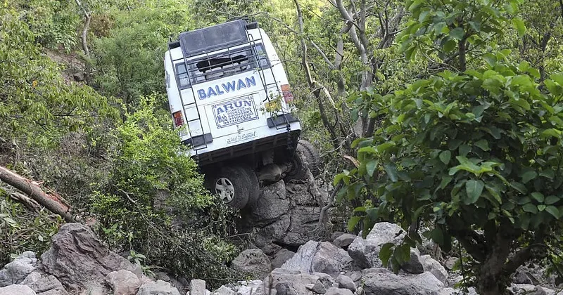 ജമ്മു കശ്മീരിൽ സിആർപിഎഫ് വാഹനം കൊക്കയിലേയ്ക്ക് മറിഞ്ഞു ; മൂന്ന് സൈനികർക്ക് വീരമൃത്യു