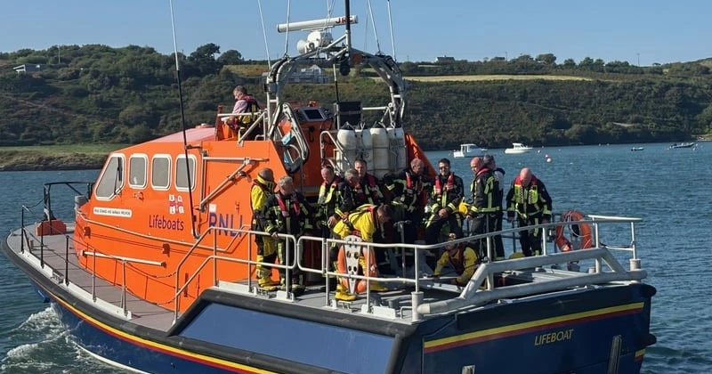 മണിക്കൂറുകൾ നീണ്ട പ്രയത്നം; ഹെയർ ദ്വീപിലുണ്ടായ കാട്ട് തീ അണച്ചു fire fighters