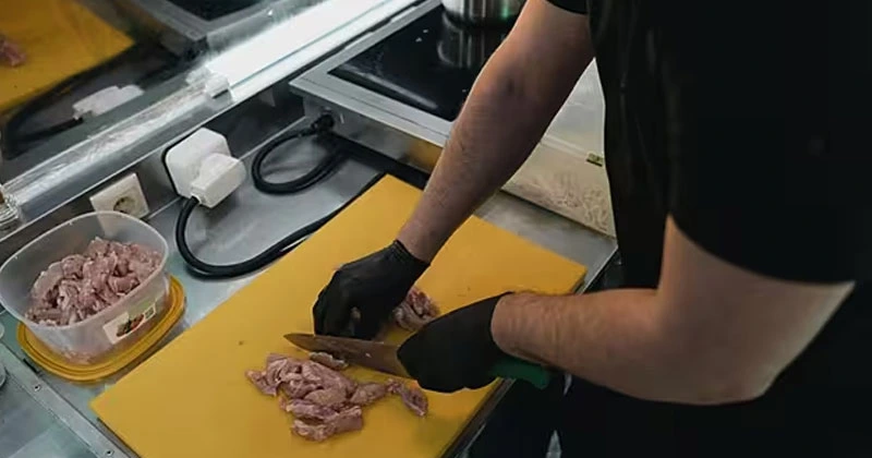 അടുക്കളയിൽ പാറ്റയും എലികളും; 10 ഭക്ഷണ വിതരണശാലകൾ അടച്ച് പൂട്ടി