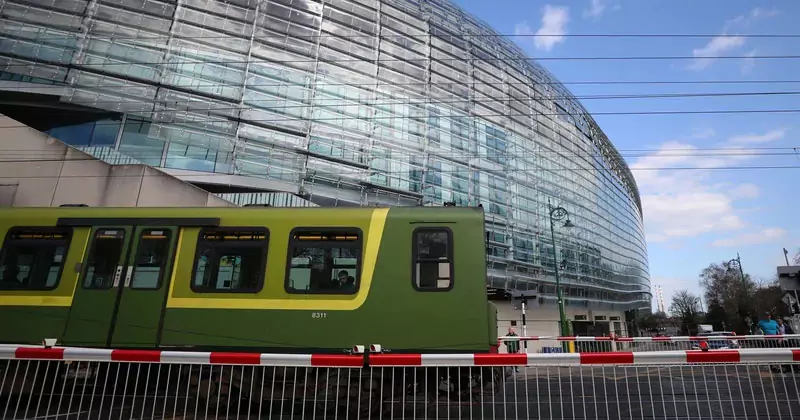 ലാൻസ്ഡൗൺ റോഡിനും ബ്രേയ്ക്കുമിടയിലെ ഡാർട്ട്, കമ്മ്യൂട്ടർ സർവ്വീസുകൾ പുനരാരംഭിച്ചു commuter rail