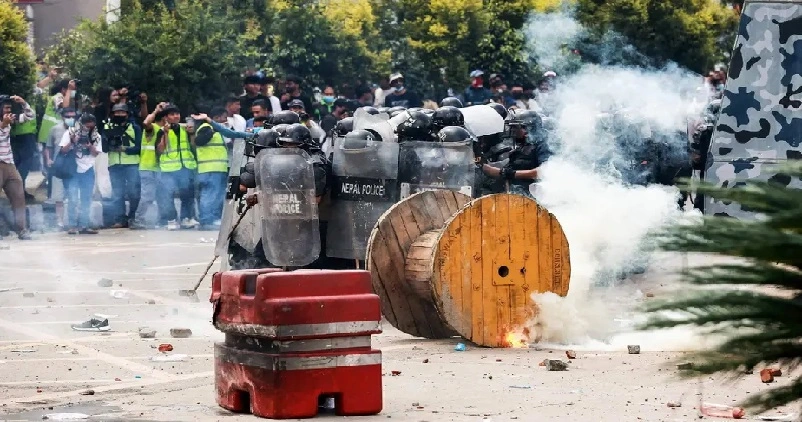 നേപ്പാളിൽ സർക്കാരിനെതിരെ പ്രതിഷേധം ; ആയിരങ്ങൾ തെരുവിലിറങ്ങി ; വെടിവയ്പ്പിൽ അഞ്ച് മരണം