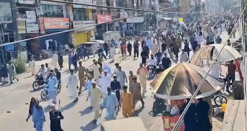 പി ഒകെ കത്തുന്നു ; സുരക്ഷാ സേനയുമായുള്ള ഏറ്റുമുട്ടലിൽ എട്ട് പേർ കൊല്ലപ്പെട്ടു ; ഇത് പ്ലാൻ എ മാത്രമാണെന്ന് സമരക്കാർ