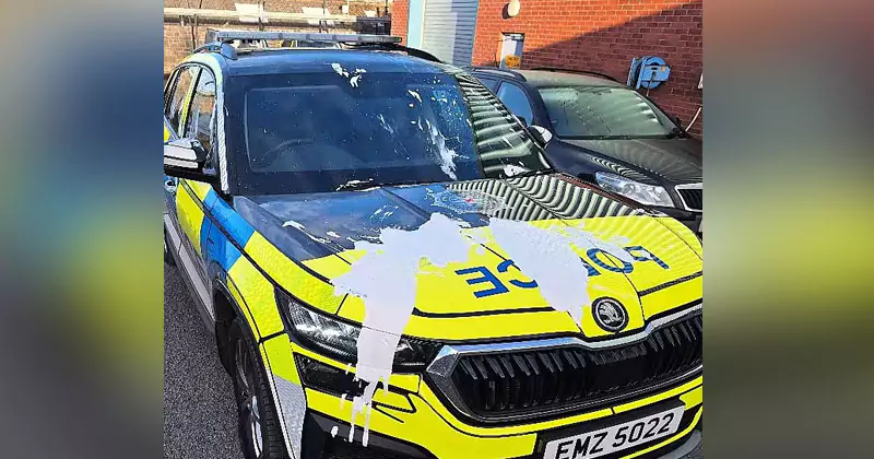 ഡൗണിൽ പോലീസ് വാഹനം ജനക്കൂട്ടം നശിപ്പിച്ചു police van