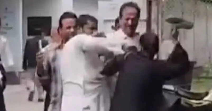 മുത്തലാഖ് ചൊല്ലിയ ഭർത്താവിനെ ചെരുപ്പ് കൊണ്ട് അടിച്ച് ഭാര്യ