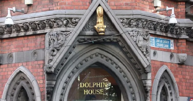 ചുറ്റികയുമായി ആക്രമിക്കാൻ വന്നു : പങ്കാളിയിൽ നിന്ന് ഭീഷണി നേരിടുന്ന സ്ത്രീക്ക് സംരക്ഷണം നൽകണമെന്ന് ഡബ്ലിൻ കോടതി