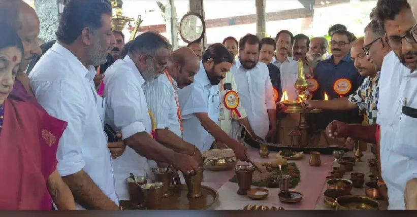 ആറന്മുളയിൽ ആചാരലംഘനം : ദേവന് മുൻപേ സദ്യ വിളമ്പിയത് മന്ത്രിയ്ക്ക് ; പരിഹാരം ചെയ്യണമെന്ന് തന്ത്രി