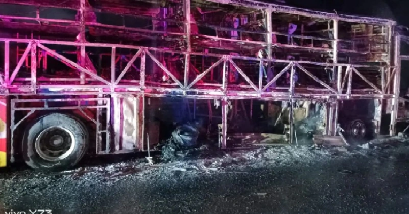 ആന്ധ്രാപ്രദേശിൽ വോൾവോ ബസ് ബൈക്കിൽ ഇടിച്ച് തീപിടിച്ചു ; 25 ഓളം പേർക്ക് ദാരുണാന്ത്യം