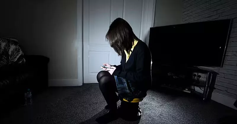 83 ശതമാനം കുട്ടികൾ കിടപ്പുമുറിയിൽ ഫോൺ ഉപയോഗിക്കുന്നു; നിർണായകമായി പഠനം school child