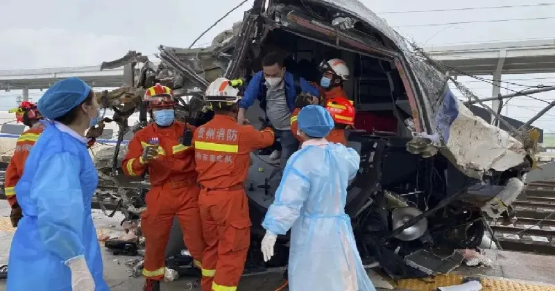 ചൈനയിൽ വൻ ട്രെയിൻ അപകടം, 11 പേർ മരിച്ചു, നിരവധി പേർക്ക് പരിക്ക്
