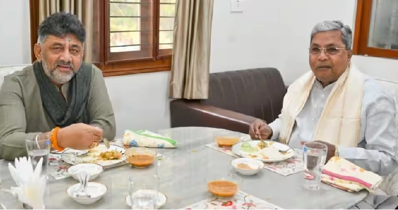 സിദ്ധരാമയ്യയുടെ വീട്ടിൽ വിരുന്നിനെത്തി ഡി.കെ. ശിവകുമാർ ; കർണാടകയിൽ നിർണ്ണായക നീക്കങ്ങൾക്ക് സാധ്യത