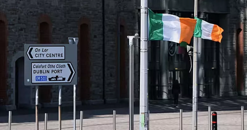 ഐറിഷ് പതാക നീക്കം ചെയ്യില്ല; പകരം ബോധവത്കരിക്കും flags