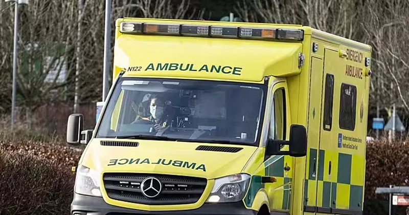 ഫെർമനാഗിൽ വാഹനാപകടം; ബസ് ഐറാൻ കോച്ചിന് നിസ്സാര പരിക്ക് irish ambulance