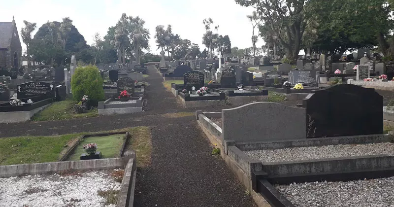 ഞായറാഴ്ചകളിലെ സംസ്കാര ചടങ്ങ് നിരോധിക്കാനുള്ള തീരുമാനം; എതിർത്ത് പ്രാദേശിക ജനപ്രതിനിധികൾ burial