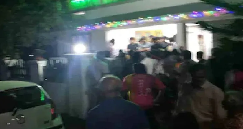 കൊച്ചിയിൽ കരോൾ രസീത് ചോദിച്ച കോൺഗ്രസ് നേതാവിന്റെ പല്ലടിച്ചു തകർത്ത സംഭവം; 20 പേർക്കെതിരെ കേസെടുത്തു