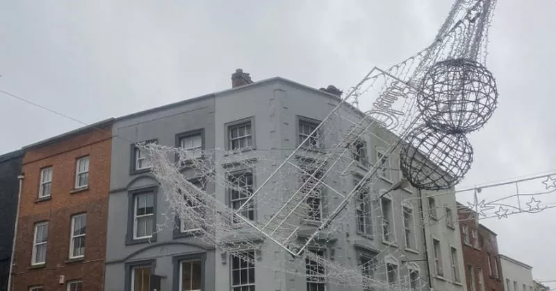 ക്രിസ്തുമസ് ലൈറ്റ് പൊട്ടി വീണ സംഭവം; റോഡുകൾ അടച്ചു xmas light