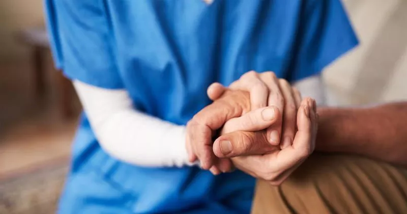 രോഗിയായിരുന്നപ്പോൾ അമ്മയുടെ കരുതൽ; നഴ്സിന് 25,000 യൂറോ ഇഷ്ടദാനം നൽകി ബിസിനസുകാരൻ nurse