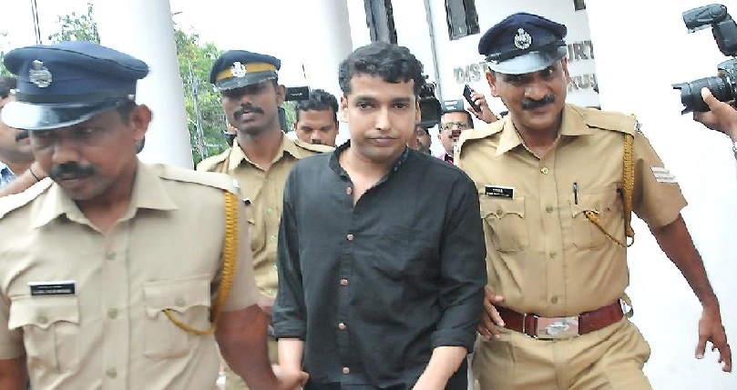 ഒരു ലക്ഷം രൂപയുണ്ട് ; ബാങ്ക് അക്കൗണ്ട് മരവിപ്പിക്കാനുള്ള തീരുമാനത്തിനെതിരെ പൾസർ സുനിയുടെ അമ്മ